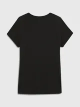 Remera negra de corte slim, cuello redondo y manga corta con dobladillo. Logo de Tommy Hilfiger bordado en el pecho.