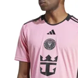Camiseta de fútbol Adidas del Inter Miami CF, modelo titular temporada 24/25, color rosa con detalles en negro. Presenta el escudo del club, el logo de Adidas y el logo de Royal Caribbean en el centro.