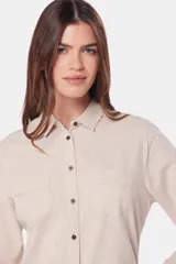 Camisa de lino color verde menta, de manga larga con botones personalizados, cuello camisero, dos bolsillos frontales en el pecho y presilla en la manga.