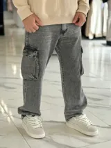 Pantalón cargo de jean azul claro, con bolsillos laterales en las piernas y corte holgado.