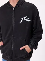 Canguro con capucha de color negro con efecto lavado, manga larga y bolsillo frontal. Presenta un estampado gráfico en la espalda con el logo de la marca y motivos abstractos en tonos violeta y amarillo.