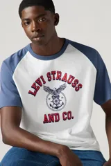 Remera blanca con mangas cortas raglán de color azul marino. Estampado frontal con el logo de Levi Strauss & Co. en rojo y azul.