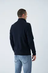 Buzo de hombre color bordó, con medio cierre frontal, cuello alto y logo estampado en el pecho. De corte regular y manga larga.