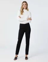 Pantalón color beige de gabardina elastizada, marca Ruby Rd. Delantera con bolsillos simulados y trasera con bolsillos aplicados. Corte recto.