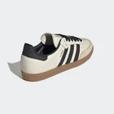 Championes Adidas Samba OG color crema con detalles en negro y suela de goma color caramelo.