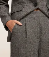 Pantalón recto de polivelour color marrón, con cintura alta y pliegues delanteros.