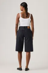 Bermuda de denim estilo super baggy en color negro con lavado sutil, tiro medio y diseño holgado.