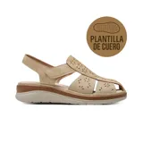 Sandalia casual Korium Confort modelo Jadiya, de color beige con plataforma baja y plantilla de cuero. Presenta tiras anchas con perforaciones florales y cierre de velcro en la parte lateral para un ajuste cómodo.