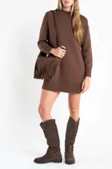 Vestido corto de punto color marrón, con cuello alto, mangas largas con puños acanalados y ruedo acanalado. Presenta un diseño de corte recto y holgado.