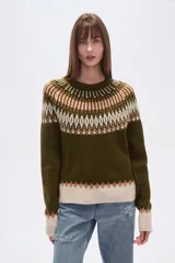 Sweater de poliéster color verde oliva con diseño geométrico en blanco, beige y marrón. Tiene cuello redondo, corte al cuerpo y detalles de cuentas en el cuello.