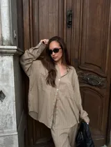 Conjunto de camisa oversize y pantalón largo de lino con algodón, con diseño a rayas finas en tono beige y tostado.