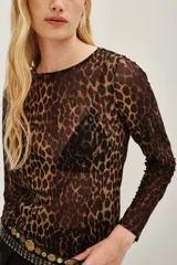 Camisa de manga larga ajustada al cuerpo, confeccionada en tejido de red semitransparente con estampado animal print de leopardo.