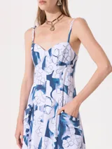 Vestido midi con estampado floral en tonos azul y blanco, breteles finos regulables con moño y espalda elastizada.