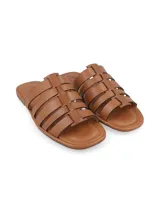 Sandalias planas de cuero color marrón tostado, con diseño de capellada conformada por múltiples tiras entrelazadas y punta cuadrada.