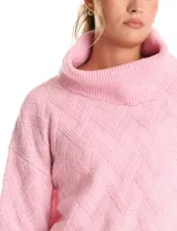 Buzo de punto grueso con textura en relieve, de cuello volcado y mangas largas con hombros caídos. Presenta puños y ruedo con terminación en rib.