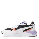 Championes Puma modelo X-Ray Speed Lite, con diseño deportivo y urbano. Presentan una combinación de colores blanco, negro, lila y detalles en salmón. Confeccionados en una mezcla de materiales textiles y sintéticos, cuentan con suela de goma y cierre mediante cordones.