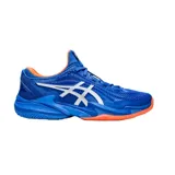 Championes de tenis Asics Court FF 3 Novak Clay, diseñados para alto rendimiento en canchas de polvo de ladrillo. Presentan un diseño en color azul vibrante con detalles en naranja en la suela y el interior, y el logo de la marca en blanco en el lateral.
