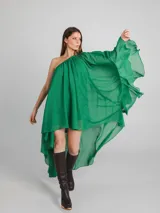 Vestido largo de gasa color verde esmeralda con detalles de lurex, un solo hombro y volados. Incluye viso elastizado al cuerpo.