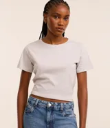 Remera básica de cuello redondo y manga corta, confeccionada en algodón peruano de alta calidad. Presenta un diseño liso y versátil, ideal para uso diario.