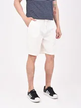 Bermuda de algodón color crudo, con cintura ajustable con cordón y bolsillos laterales.