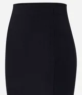 Falda midi negra de rib, con abertura lateral.