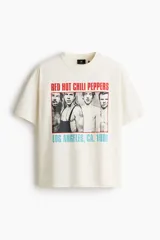 Remera de algodón color beige con diseño estampado de la banda Red Hot Chili Peppers, de corte oversized y mangas cortas.