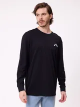 Remera de manga larga color negro con estampado gráfico blanco en la espalda, perteneciente a la marca Rusty.