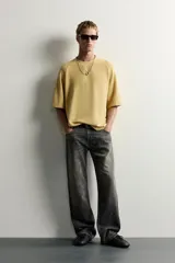 Camiseta relaxed fit de color verde militar, con cuello redondo y mangas ranglán cortas.