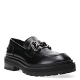 Zapato mocasín negro de cuero sintético con hebilla metálica plateada y suela track.