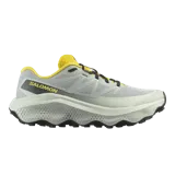 Championes de trail running Salomon Ultra Flow 2, de color gris claro con detalles en amarillo y suela con textura de panal de abeja.