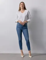 Jean elastizado de tiro alto, marca One Five One. Modelo skinny al tobillo, con pretina con pasadores, cierre y botón metálico. Tres bolsillos delanteros y dos traseros.
