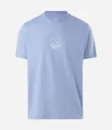 Remera de algodón celeste de corte comfort y holgado, con cuello redondo, manga corta y pequeño estampado circular en el frente.