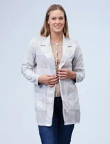 Blazer largo con estampado de cuadrillé en tonos grises y negros. Tiene cuello solapa, abertura central y bolsillos delanteros. Marca Dictionary.