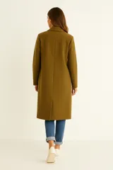 Tapado de corte recto y largo midi, confeccionado en tejido texturizado color gris. Presenta solapas clásicas, cierre frontal con botones y mangas largas.