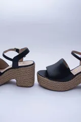 Sandalias color beige con plataforma forrada en cuerda y capellada en cuero.