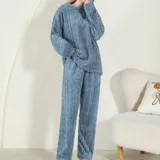Conjunto de pijama de dos piezas confeccionado en plush suave con textura de ochos. Incluye una remera de manga larga con cuello redondo y un pantalón de corte recto con cintura elástica.