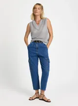 Chaleco de punto calado color gris con lurex, escote en V y sisas anchas.