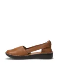 Sandalias de cuero color beige con diseño de punta cerrada y aberturas laterales, con suela plana de goma color marrón.