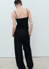 Top de tirantes finos con cuello escotado y diseño entallado al cuerpo.