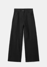 Pantalón de corte recto confeccionado en tejido de bambula de algodón, tiro regular y perneras amplias.