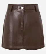 Short pollera femenino de PU color marrón oscuro, con cintura con trabillas, cierre frontal y bolsillos cargo laterales.