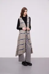 Chaleco largo color gris con estampado de líneas horizontales azules.