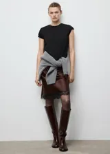 Camiseta de manga corta y cuello redondo, confeccionada en algodón orgánico con diseño recto.