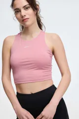 Top deportivo color rosado con logo "PIMENTON ACTIVE" en el frente, copas removibles, espalda nadadora y largo a la cintura.