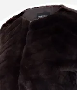 Saco corto de pelo artificial de marca Blue Steel, con textura de diseño chevron, cuello redondo, manga larga y cierre frontal mediante ganchos.