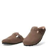 Zuecos de hombre marca Freeway, confeccionados en gamuza color taupe. Presentan una hebilla metálica lateral ajustable, plantilla de corcho y suela de goma negra antideslizante.