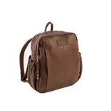 Mochila de cuero color marrón con cierre superior y bolsillos laterales fruncidos.