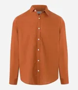 Camisa de hombre de manga larga, color verde oscuro, con cuello camisero y cierre frontal de botones blancos. Corte comfort.