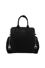 Mochila de nylon color negro de la marca Las Oreiro, con diseño estructurado, doble asa superior y bolsillos laterales con cierres metálicos. Cuenta con organizador interno y correas ajustables.