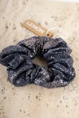 Goma para el pelo tipo scrunchie, color azul marino con acabado brillante o glitter en tono dorado/cobre.